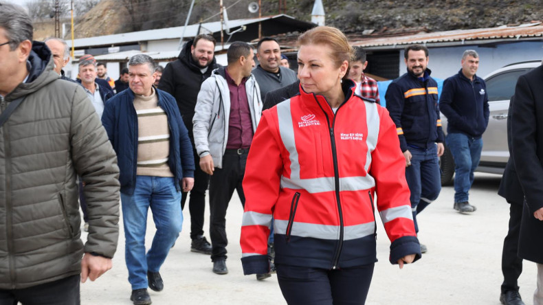 İŞÇİ BAŞKANIYLA OMUZ OMUZA