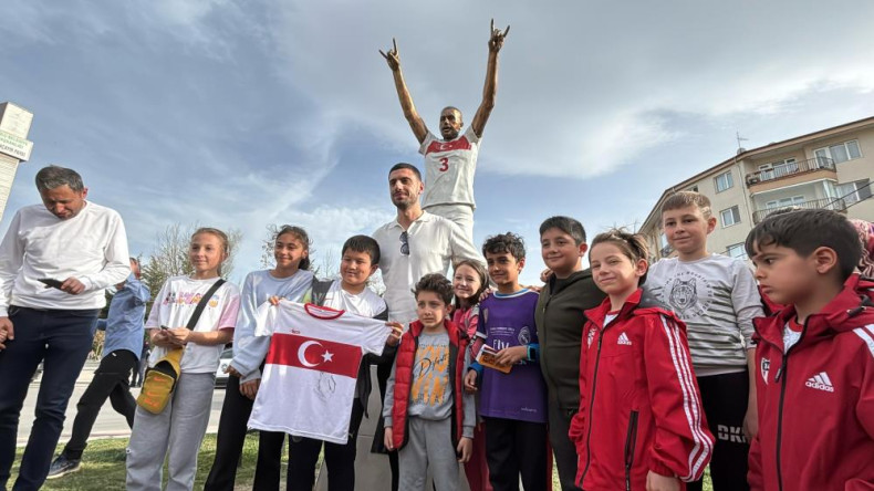 HEYKELİNİN ÖNÜNDE YAVRU BOZKURTLARLA BULUŞTU