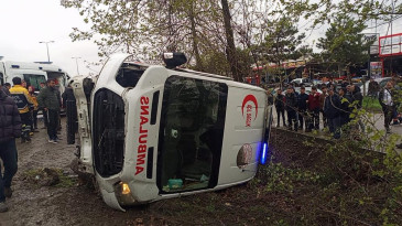 AMBULANSLA OTOMOBİL ÇARPIŞTI; 6 YARALI