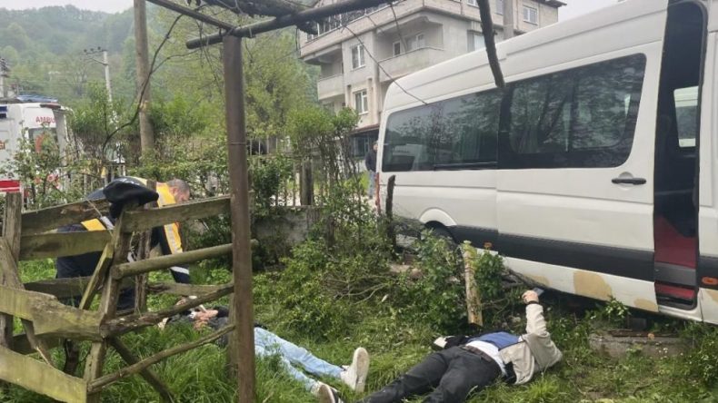 İŞÇİ SERVİSİ AĞACA ÇARPTI