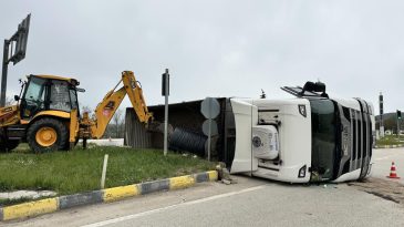 DEMİR YÜKLÜ TIR DEVRİLDİ