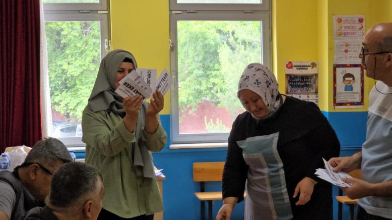 MUHTARLIK İÇİN ÜÇÜNCÜ KEZ SANDIĞA GİTTİLER