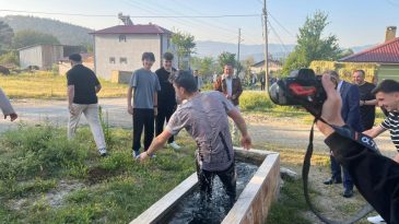 BAYRAM NAMAZINA GELMEYENLERİ BUZ GİBİ SUYA ATIYORLAR!