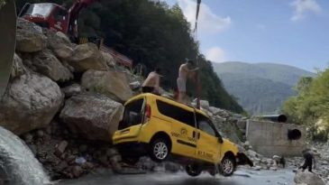 TİCARİ TAKSİ DEREYE UÇTU