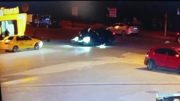 MOTOSİKLET SÜRÜCÜSÜ OTOMOBİLİN ÜZERİNE DÜŞTÜ