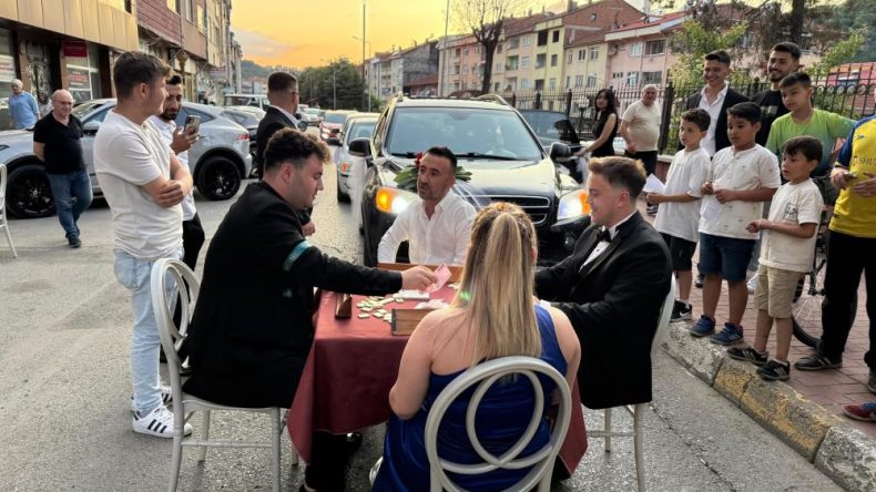 OKEY MASASI KURUP GELİN ARABASININ ÖNÜNÜ KESTİLER