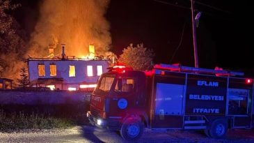 2 KATLI EV ALEVLERE TESLİM OLDU