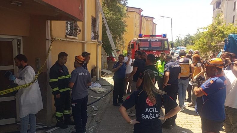 APARTMANDA PATLAMA; 1’İ AĞIR 5 YARALI