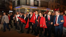 YÜZLERCE VATANDAŞ ŞEHİTLERİ İÇİN YÜRÜDÜ