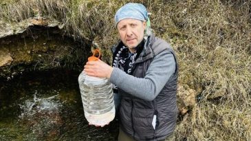 YÜZLERCE İNSAN BU SUDA ŞİFA ARIYOR
