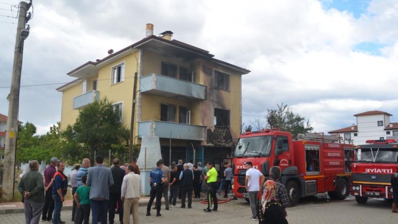 PATLAYAN TELEVİZYON 3 KATLI EVİ KULLANILAMAZ HALE GETİRDİ