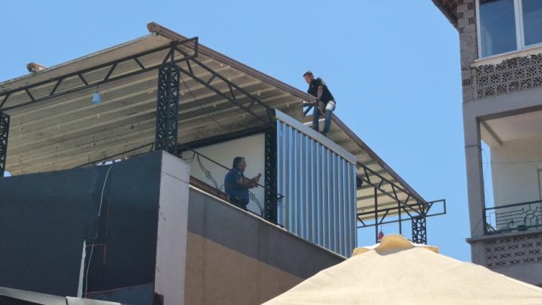 VALİ VE BAŞKANLA GÖRÜŞMEK İSTEDİ, ÇATIYA ÇIKTI
