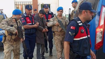 EŞİNİ BIÇAKLAYARAK ÖLDÜRDÜ