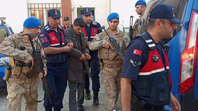 EŞİNİ BIÇAKLAYARAK ÖLDÜRDÜ