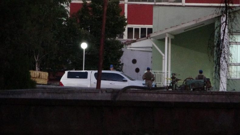 GÜVENLİK GÖREVLİLERİ ÇATIŞTI