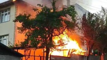 KAMELYADA ÇIKAN YANGIN EVE SIÇRADI
