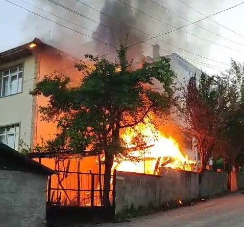 KAMELYADA ÇIKAN YANGIN EVE SIÇRADI