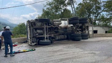 BETON MİKSERİ DEVRİLDİ; 2 YARALI