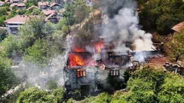 SIÇRAYAN YANGIN BİR EVİ KÜL ETTİ