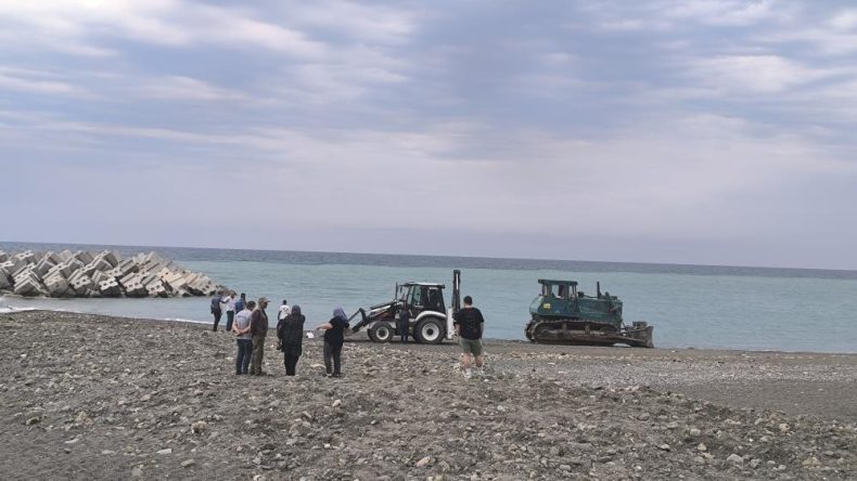 SAHİLDE GÜNEŞLENİRKEN İŞ MAKİNESİNİN ALTINDA CAN VERDİ