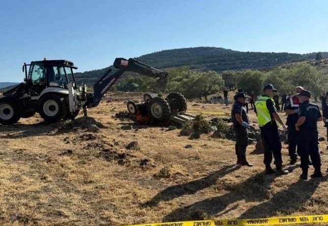 TRAKTÖRÜN ALTINDA KALAN ÇİFT HAYATINI KAYBETTİ