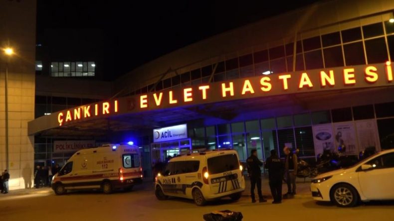 İKİ ZABITA BIÇAKLANDI