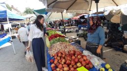 HEM ALIŞVERİŞ YAPTI HEM DE VATANDAŞI DİNLEDİ