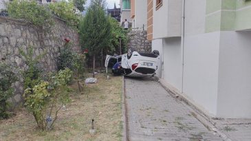 ÖNCE ÇARPIŞTILAR, SONRA APARTMAN BAHÇESİNE DÜŞTÜ