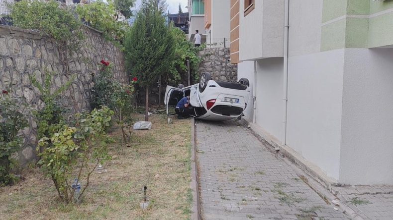 ÖNCE ÇARPIŞTILAR, SONRA APARTMAN BAHÇESİNE DÜŞTÜ