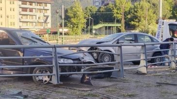 İKİ OTOMOBİL ÇARPIŞTI; 4 YARALI