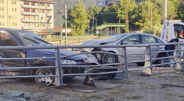 İKİ OTOMOBİL ÇARPIŞTI; 4 YARALI