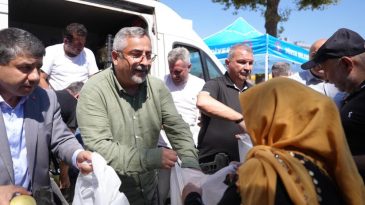 CUMA NAMAZI ÇIKIŞI VATANDAŞA ÜCRETSİZ KAVUN