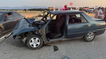 BARİYERLERE ÇARPTI; 2’Sİ AĞIR 5 YARALI