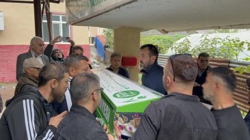 BIÇAKLI KAVGADA YAŞAMINI YİTİREN KADIN MEMLEKETİNDE TOPRAĞA VERİLDİ