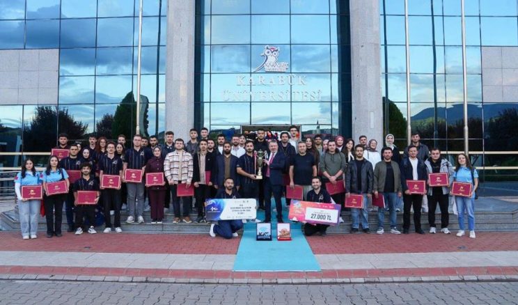 REKTÖR KIRIŞIK TEKNOFEST ŞAMPİYONLARINI ÖDÜLLENDİRDİ