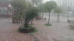 CEVİZ BÜYÜKLÜĞÜNDE DOLU YAĞDI