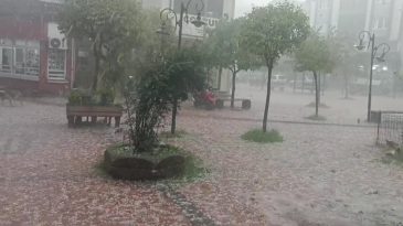 CEVİZ BÜYÜKLÜĞÜNDE DOLU YAĞDI