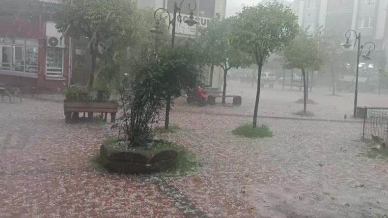 CEVİZ BÜYÜKLÜĞÜNDE DOLU YAĞDI
