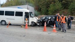 MİNİBÜS KARŞI ŞERİDE GEÇTİ