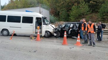 MİNİBÜS KARŞI ŞERİDE GEÇTİ