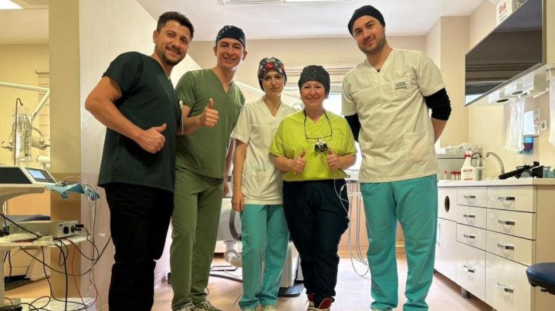 16 YAŞINDAKİ HASTAYA DOĞAL DİŞ NAKLİ YAPILDI