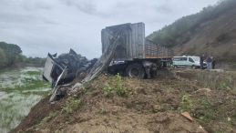 TIR YOLDAN ÇIKTI; 1 ÖLÜ, 2 YARALI