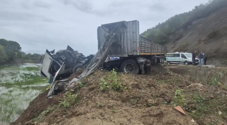TIR YOLDAN ÇIKTI; 1 ÖLÜ, 2 YARALI