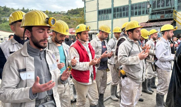 43 ŞEHİT MADENCİ DUALARLA ANILDI