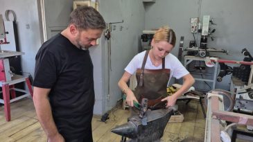 ÇIRAK BULAMAYAN UNESCO SANATÇISI SANATINI KIZINA ÖĞRETİYOR