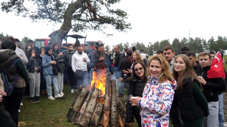 MUHTEŞEM MANZARADA BAYRAM COŞKUSU