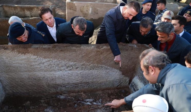 MEZARLARI AÇMAK İÇİN TÖREN DÜZENLEDİLER!