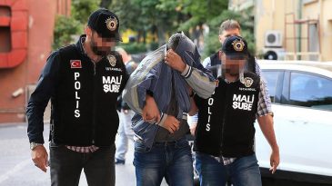 DOKTOR KIRMIZI REÇETELİ İLAÇLARI SATTI, PARA KARISININ HESABINA YATTI