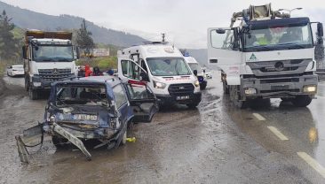 BETON MİKSERİ İLE OTOMOBİL ÇARPIŞTI