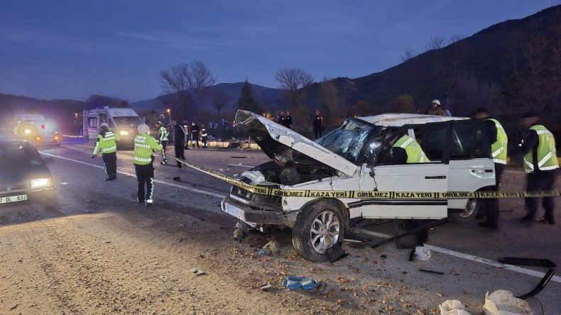 MANTAR DÖNÜŞÜ FECİ KAZA; 2 ÖLÜ 7 YARALI